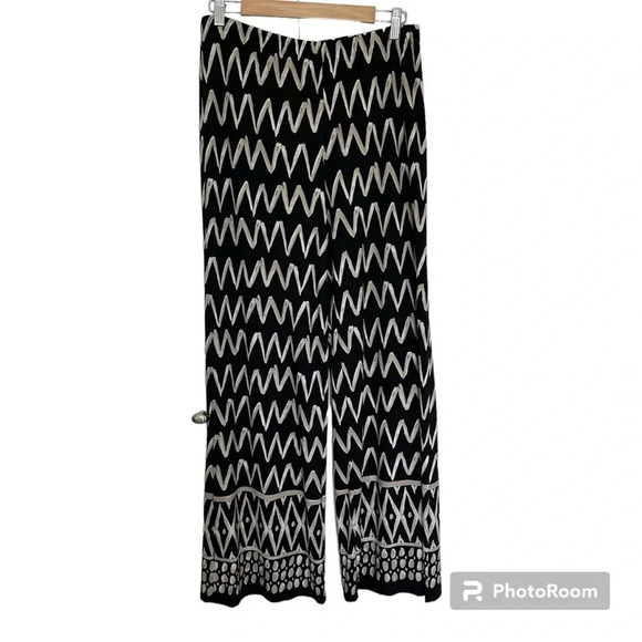 Chicos Tiered Traveler Pull-On Pants Wide Leg Chevron Print Black & Tan Size 8 - Picture 1 of 9